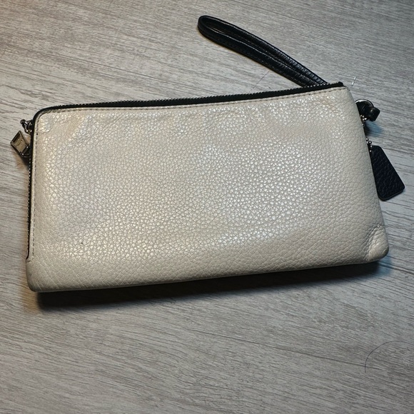 Coach Olive Leather Wristlet with Gold Accents 👑 - Picture 4 of 8
